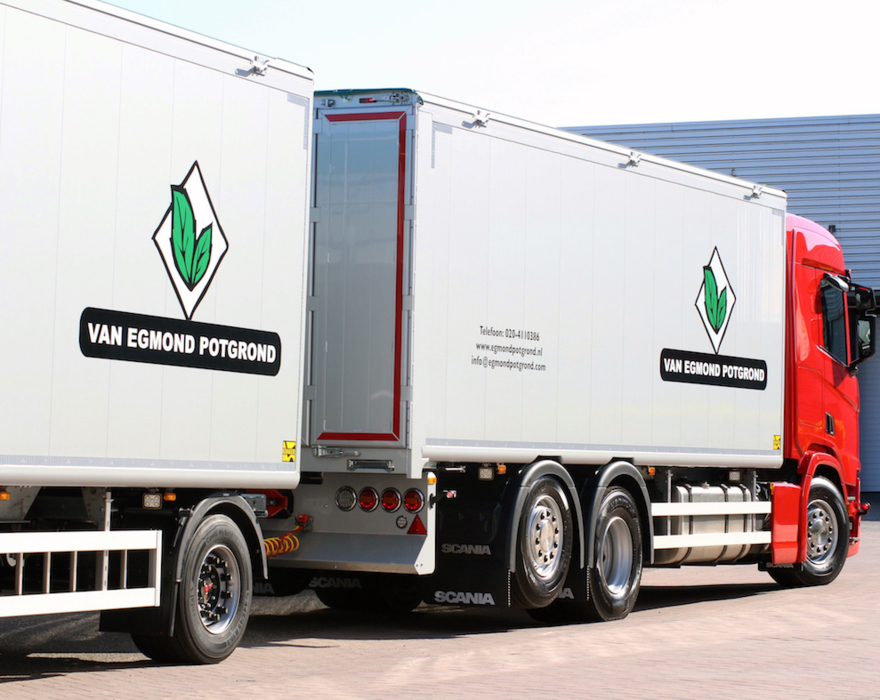 Scania met laadbak en aanhanger met schuifvloer van Kraker