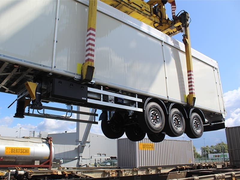 Huckepack schuifvloertrailer voor multimodaal transport