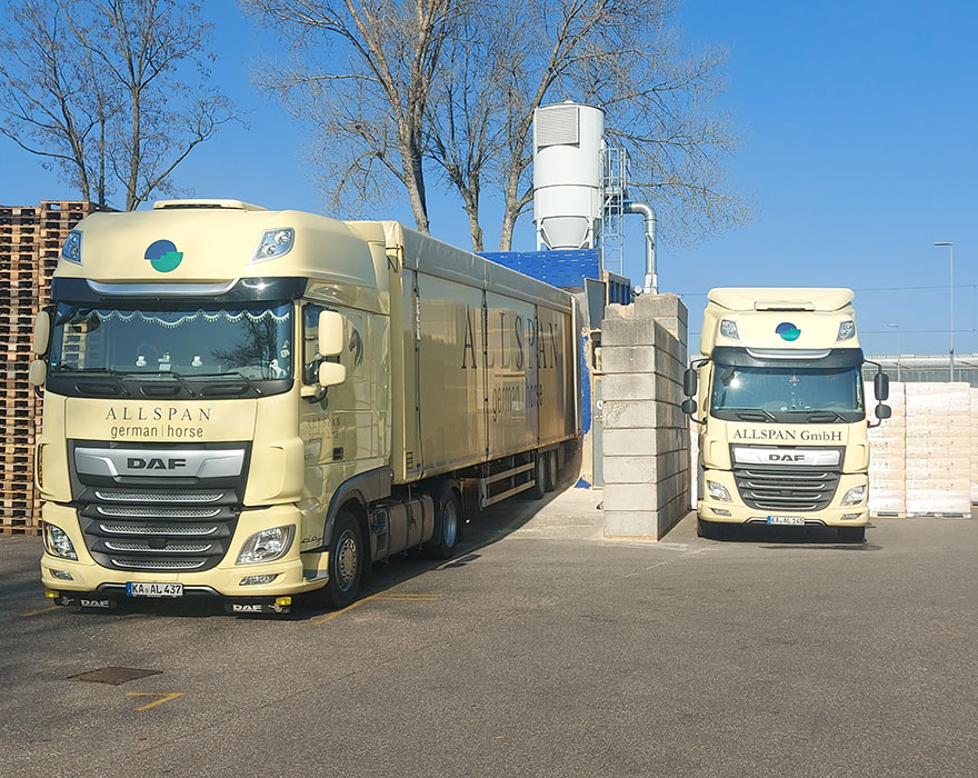 Allspan vervoert zaagsel en houtkrullen met Kraker-schuifvloertrailers